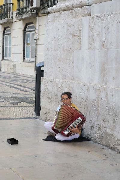 gazes-woman_with_accordian_rue_daugusta_1_hq